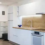 Tino With Free Parking דירה