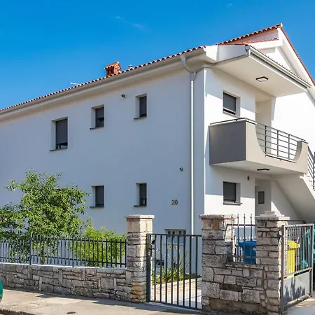 Tino With Free Parking Apartament *