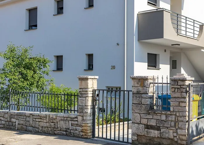 아파트 Tino With Free Parking 풀라