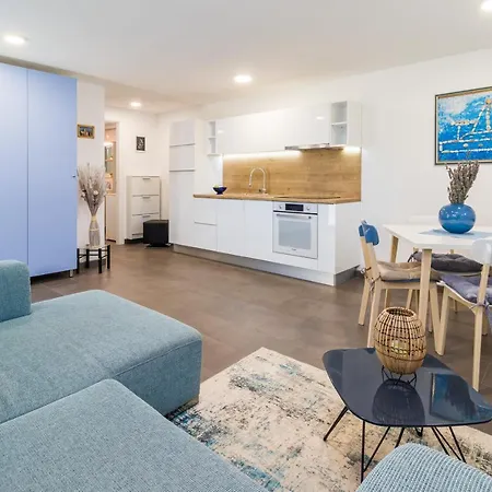 Tino With Free Parking Apartment