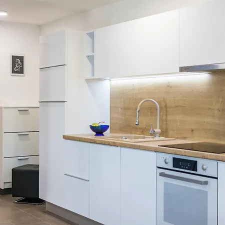 Tino With Free Parking Apartment